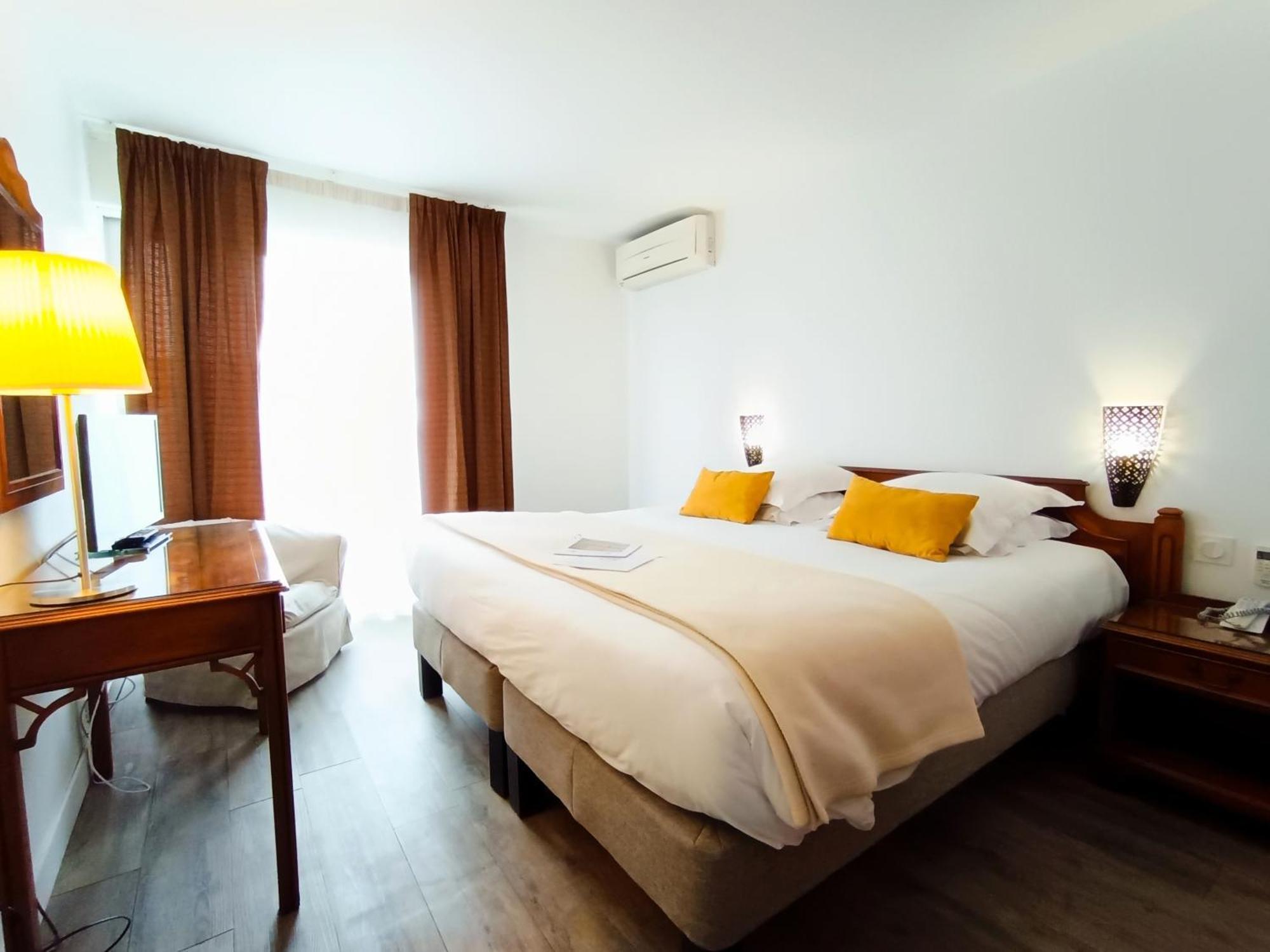 Hotel Des Tuileries Nimes Bagian luar foto